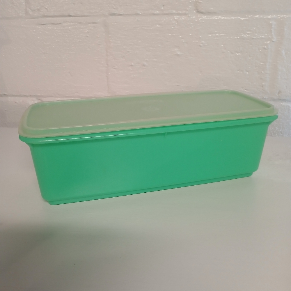Vintage Tupperware green celery keeper with drain insert and lid